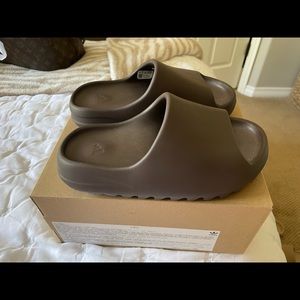 SOOT YEEZY SLIDE SIZE 5